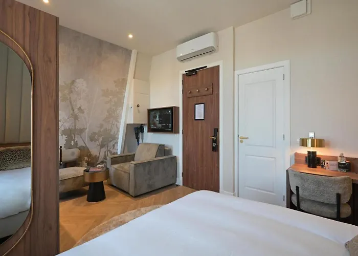 Novallure Downtown - Short 3*