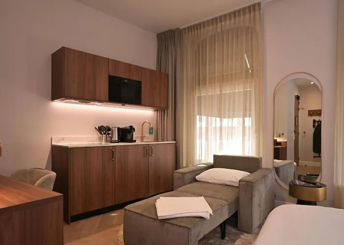 Novallure Downtown - Short 3* The Hague