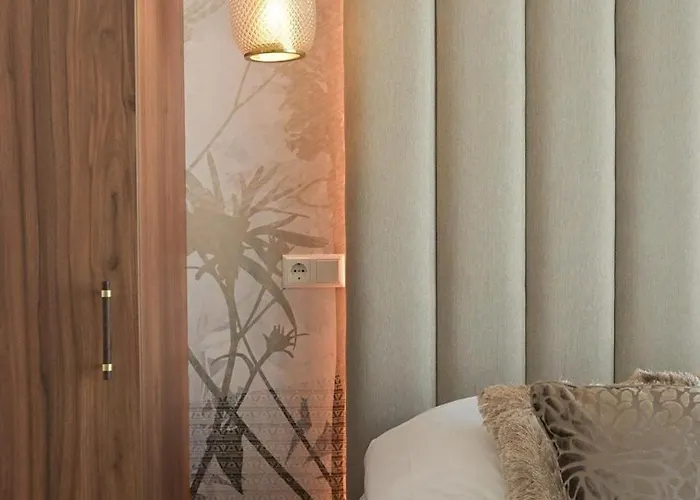 Novallure Downtown - Short 3*